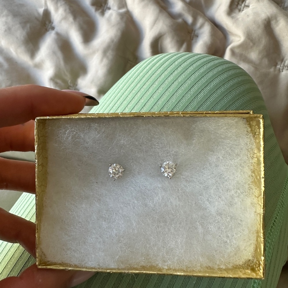 Stunning diamond studs 2ct! White gold prong setting